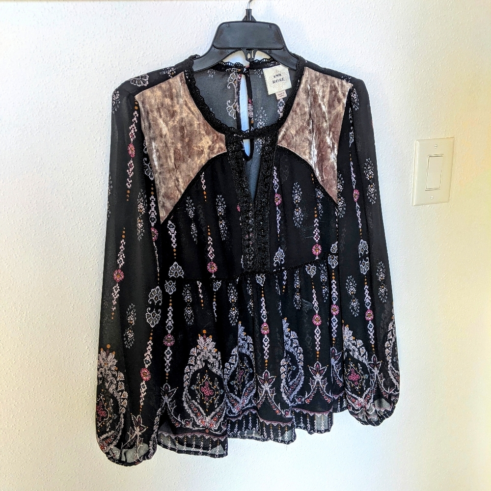 Beautiful Black Knox Rose Top Size Medium Size M
